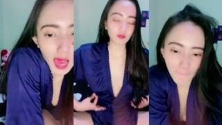 Kirana si Cantik Elus-elus Memek Belahan Sexy
