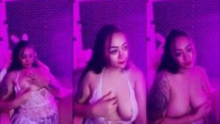 Lorenza Toket Gede Lepas Kaosnya Remas Desah