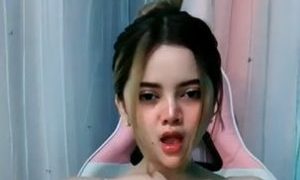 Vanya Remas Gunung Kembarnya Mulus