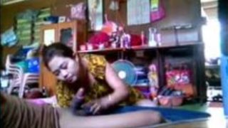 Pasutri Bercumbu di Ruang Tengah Sepi